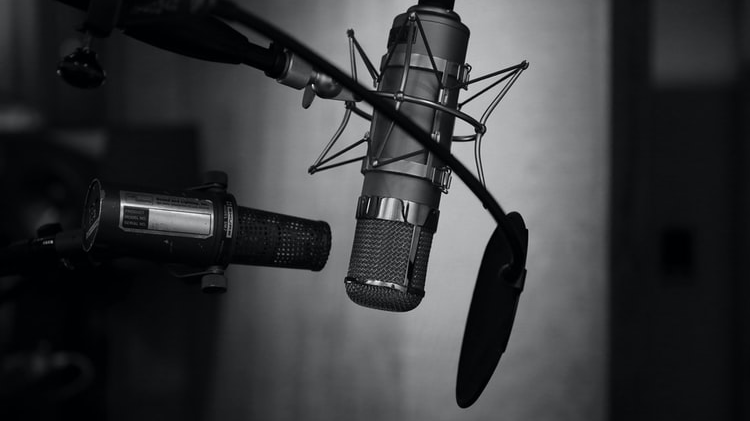 Seslendirme Sanatçısı Akın Altan'dan Dünya Klasikleri Üzerine Bir Öğrenim Yolu