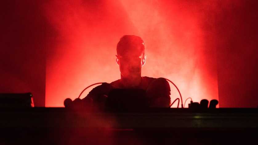 Günümüzün Yükselen Sesi: Elektronik Müzik Üzerine Bir Öğrenme Yolculuğuna Çıkın