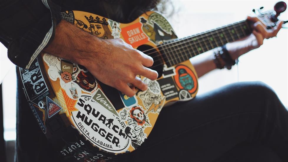 Yepyeni Bir Hobi: Bu Öğrenim Yolu ile Gitar Çalmayı Öğrenme Yolculuğunuzu Başlatın