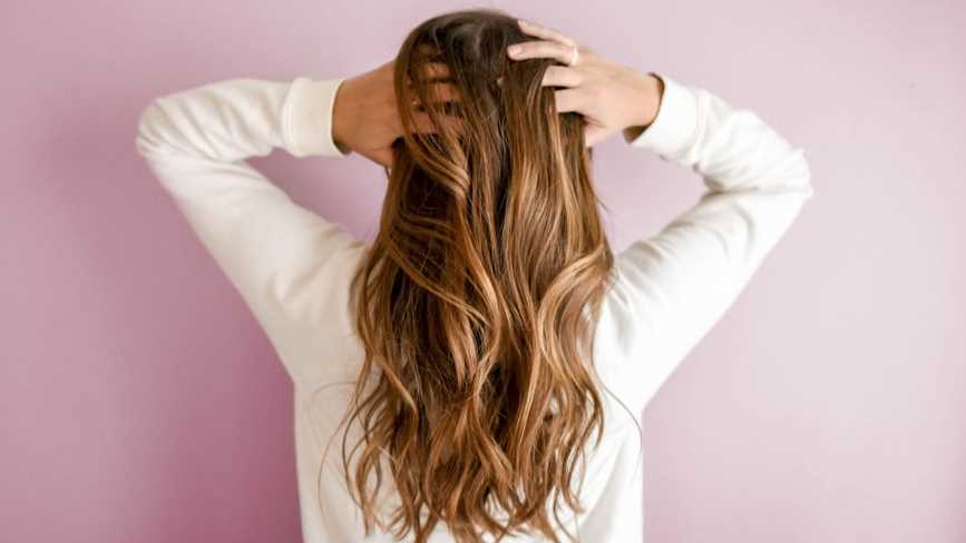 Saçlarına Karlar Düşmüş: Kepek Nedir?