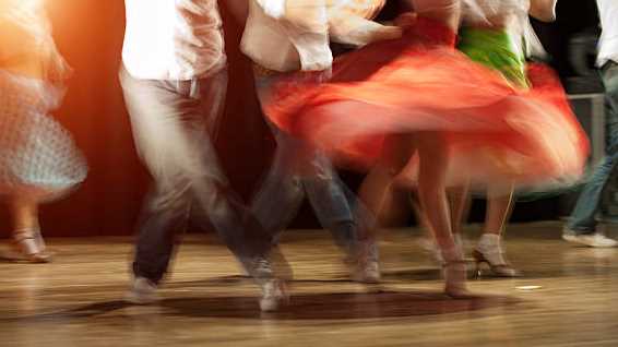 Bu Öğrenim Yolu ile Latin Amerika'nın Kıvrak Dansı Salsa Hakkında Bilgi Edinin