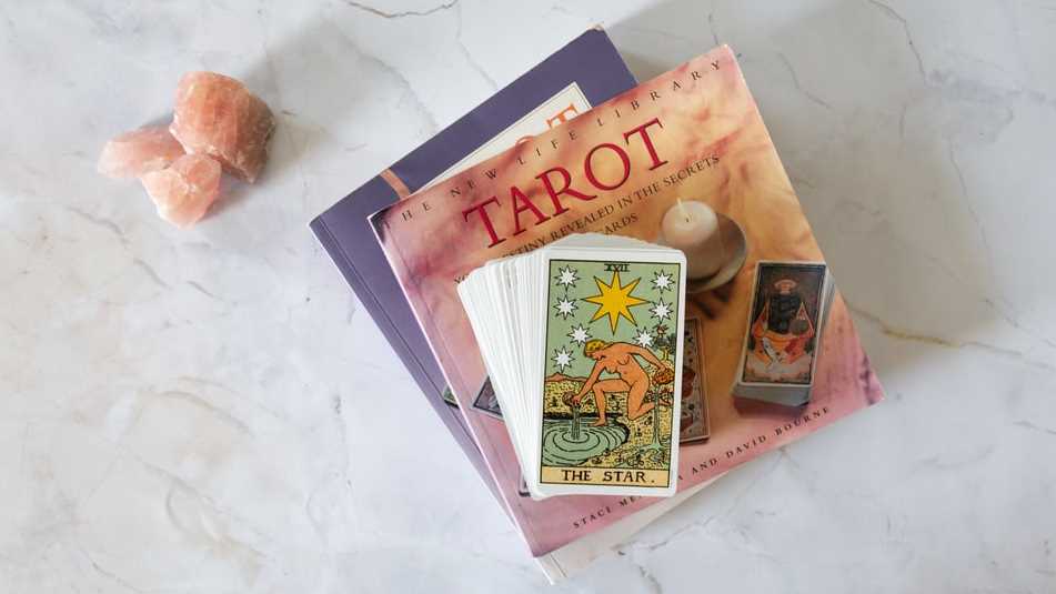 Geçmişten ve Gelecekten Haberler: Tarot Falı Nedir?