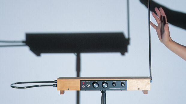 Bu Öğrenme Yolculuğuna Çıkarak Theremin ile Dokunmadan Müzik Aleti Çalmaya Başlayın